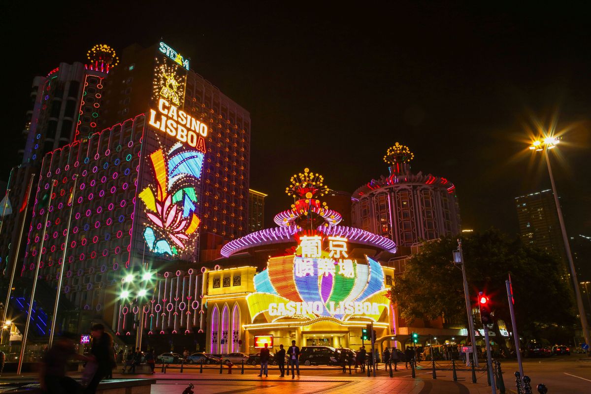 Papan neon kasino dengan beragam permainan populer