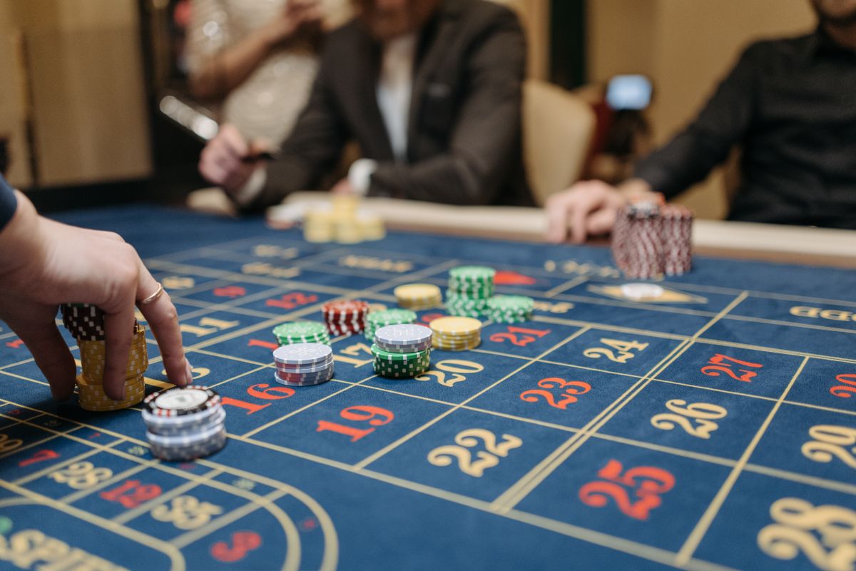 Meja roulette kasino dengan chip taruhan