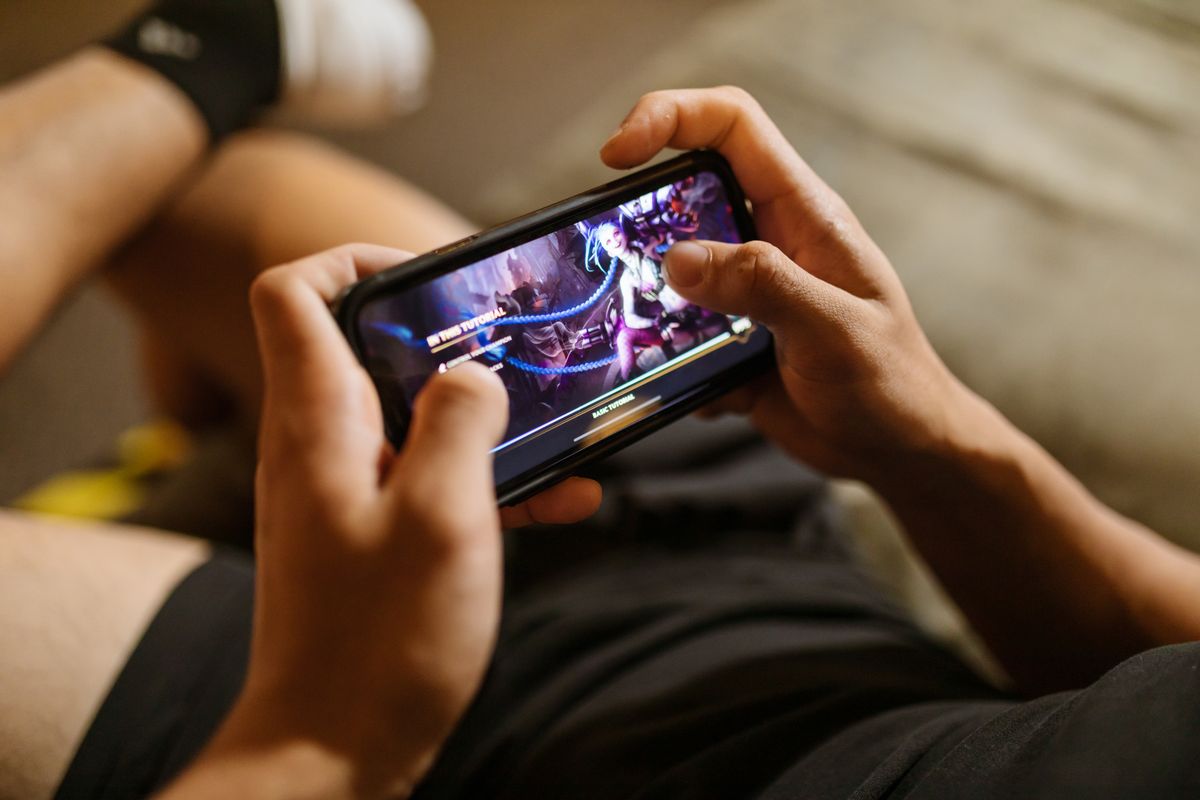 Orang bermain game di ponsel