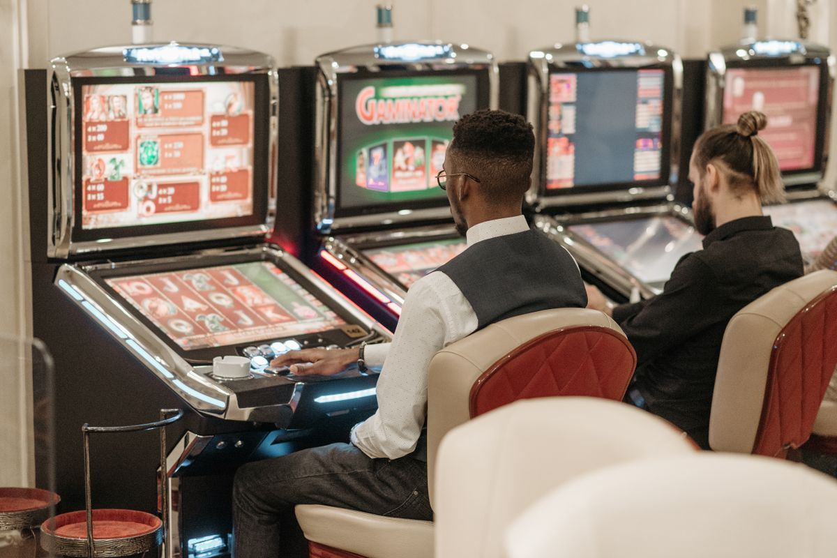 Pemain sedang mempelajari layar mesin slot online